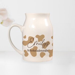 Personalisierbares Milchkännchen mit Schokosoßen-Rezept & Kuhflecken | 500 ml Kanne mit Name | Geschenk für Naschkatzen + Schokofans