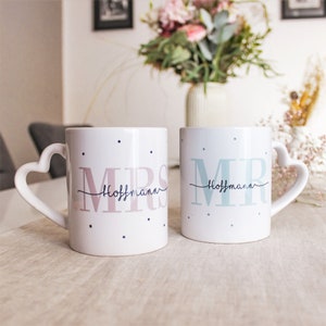 Personalisiertes Tassen Set Herzhenkel mit Wunschnamen und Datum Mrs Mr Mrs Mrs Mr Mr Geschenk für Hochzeit der Eheleute Bild 1