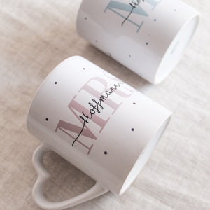 Personalisiertes Tassen Set Herzhenkel mit Wunschnamen und Datum Mrs Mr Mrs Mrs Mr Mr Geschenk für Hochzeit der Eheleute Bild 6