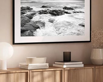 Fotografía oceánica en blanco y negro, 40x60 cm, arte mural costero tranquilo para dormitorio o sala de estar, decoración de pared minimalista en tonos neutros.