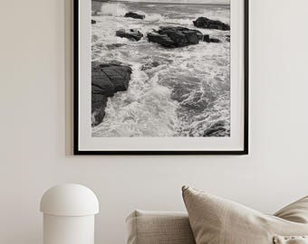 Fotografía oceánica en blanco y negro, 40x60 cm, arte mural costero tranquilo para dormitorio o sala de estar, decoración de pared minimalista y neutra.