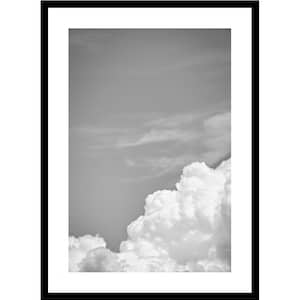 Peut inclure: Tirage encadré en noir présentant une photographie en niveaux de gris d'un ciel nuageux. L'image montre une formation de nuages lumineuse et duveteuse dans le coin inférieur droit, sur fond de ciel gris clair. Le cadre est noir et l'impression est montée sur fond blanc.
