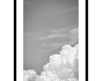 Fotografía minimalista de nubes, arte playero, decoración de pared en blanco y negro, estilo costero, impresión moderna, imagen de cielo de gran formato, escena oceánica, nubes dramáticas