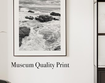 Cuadro decorativo costero tranquilo para dormitorio o sala de estar: fotografía oceánica en blanco y negro de 40x60 cm, decoración de pared minimalista en tonos neutros.