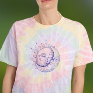 Tye Die Sonne und Mond Shirt Trippy Shirt Trendy Kleidung Alt Kleidung Indie Shirt Ästhetische Kleidung Indie Kleidung Indie Kleidung Tye Dye Shirt