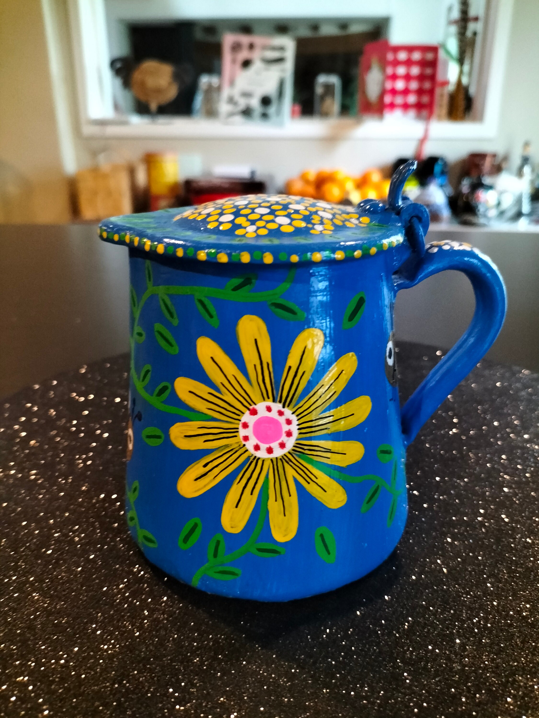 Cafetière vintage en fer blanc repeinte à la main de motifs