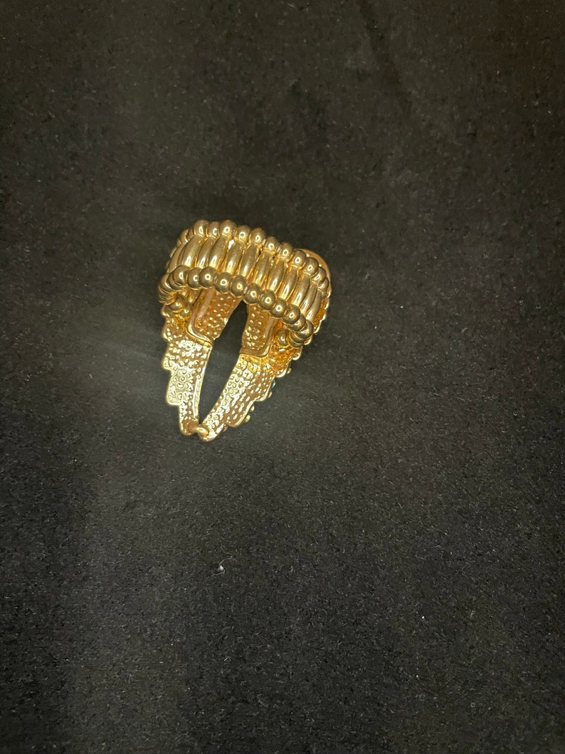 K&ouml;nnte beinhalten: Ein goldener Ring mit einem strukturierten Design. Der Ring besteht aus kleinen, runden Perlen, die miteinander verbunden sind.