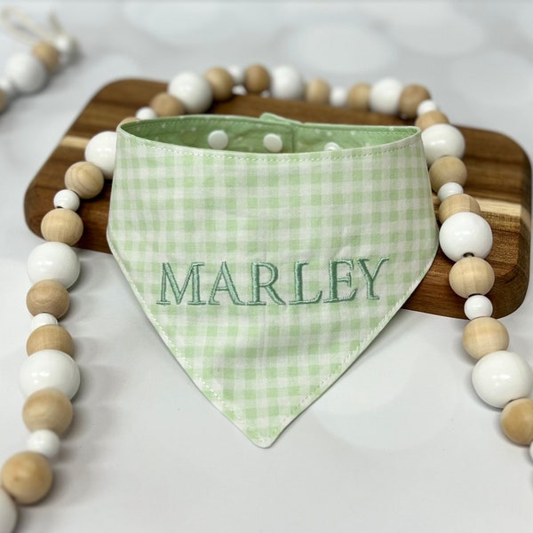 Pañuelo para perro de cuadros vichy verde claro, pañuelo para mascota a cuadros primaverales, pañuelo para perro con cierre a presión de lunares verde pálido, pañuelo para perro con nombre bordado, pañuelo para atar