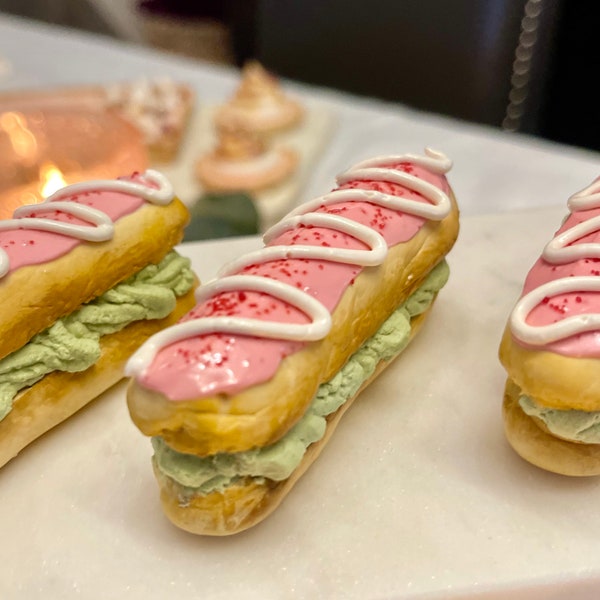 FAKE Mini Himbeer Pistazie Eclair, Küchendeko