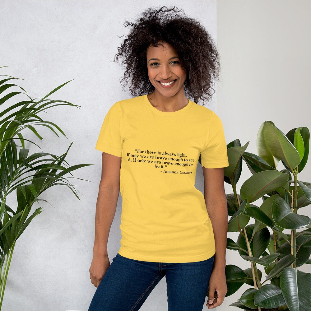 Camiseta unissex com citação de Amanda Gorman, citação do poeta laureado, seja a camisa leve, camiseta com citação, camisa de inauguração, camiseta amarela brilhante