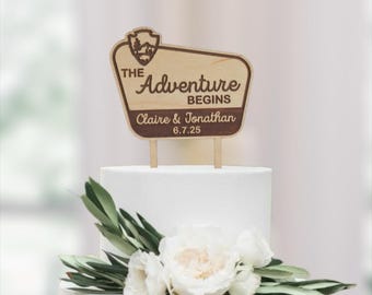 Adorno personalizado para tarta de boda con el letrero de un parque nacional / La aventura comienza