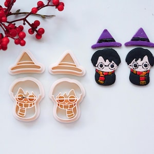 Puede incluir: Dos juegos de cortadores de galletas, un juego de dos cortadores de personajes de Harry Potter y un juego de dos cortadores de sombreros. Los cortadores de personajes tienen la forma de un niño con gafas y una bufanda, que lleva una túnica negra. Los cortadores de sombreros tienen la forma de un sombrero de bruja puntiagudo.
