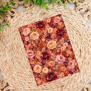 Può includere: Una carta rettangolare con un motivo denso e ripetitivo di fiori nelle tonalità del bordeaux intenso, arancione bruciato, pesca e rosa tenue. Il design floreale include rose di varie dimensioni e piccoli fiori, creando una composizione calda.