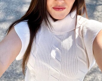 Blouse-pull à col montant et manches à volants