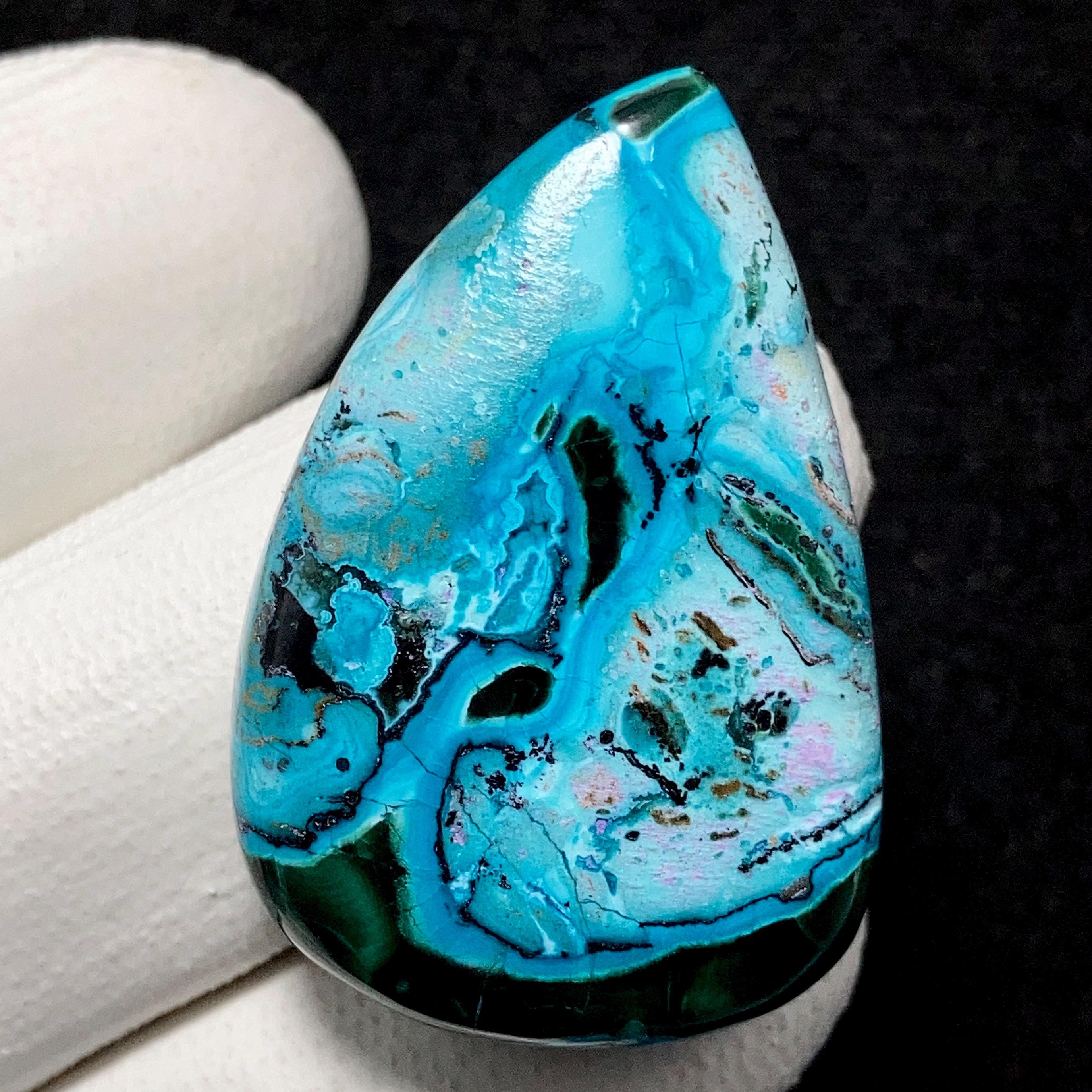 Piccoli orecchini pendenti in giada blu pallido, argento sterling