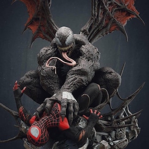Könnte beinhalten: Eine detaillierte Statue von Venom, einer Marvel Comics-Figur, die über Spider-Man thront. Venom ist dunkelgrau mit einer langen Zunge und großen Flügeln mit roten Akzenten. Spider-Man trägt einen schwarz-roten Anzug.