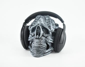 Supporto per cuffie a grandezza naturale Skull X-1, l'accessorio gotico definitivo per gli appassionati di musica e videogiochi