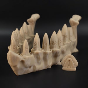 ドラゴン ティース ダイス セット - 3D プリント - 30 色以上、手描きオプション - D&D、パスファインダー、モルドハイム、フロストグレイブ、RPG ギフトに最適