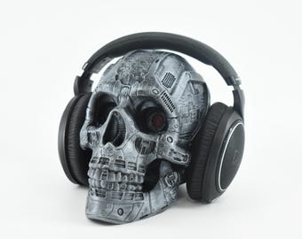 Dunkan Skull Headphone Stand, The Ultimate Gothic Accessory for Music and Gaming Enthusiasts