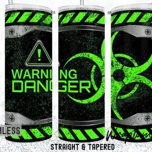 Puede incluir: Un vaso negro y verde con una señal de advertencia que dice "Warning Danger" y un símbolo de riesgo biológico. El vaso es sin costuras y tiene un diseño recto y cónico.