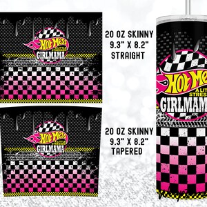 Op de afbeelding: Een 20 ounce slanke tumbler met een zwart-wit geruit patroon en roze accenten. De tumbler heeft een afbeelding van een Hot Wheels auto met de tekst "Hot Mess A Little Stressed Girlmama".