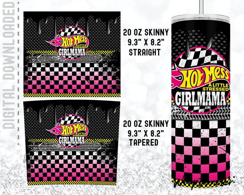 Op de afbeelding: Een 20 ounce slanke tumbler met een zwart-wit geruit patroon en roze accenten. De tumbler heeft een afbeelding van een Hot Wheels auto met de tekst "Hot Mess A Little Stressed Girlmama".
