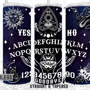 Może przedstawiać: Zestaw trzech 20 uncji kubków ze stali nierdzewnej z czarno-białym wzorem planszy ouija. Kubki mają gwiaździste nocne tło z półksiężycem, słońcem, wężem, pszczołą i kotem. Kubki są oznaczone jako "YES", "HELLO" i "NO".