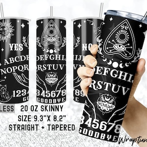 Peut inclure: Trois gobelets fins de 20 onces avec un motif de planche de ouija noir et blanc. Les gobelets sont droits et effilés. Le motif présente un fond noir avec des lettres, des chiffres et des symboles blancs. Les gobelets mesurent 9,3 pouces de haut et 8,2 pouces de diamètre.