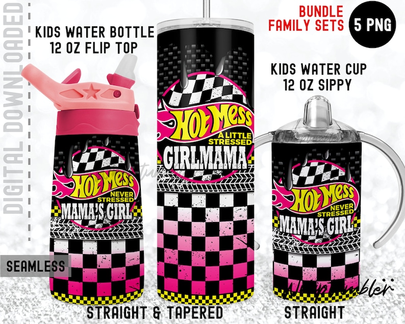 Op de afbeelding: Een set van drie tumblers met een geruit patroon in roze en zwart. De tumblers hebben een afbeelding van een Hot Wheels-auto met de tekst "Hot Mess" en "Girlmama". De tumblers zijn 355 ml en zijn verkrijgbaar in een rechte en taps toelopende stijl.