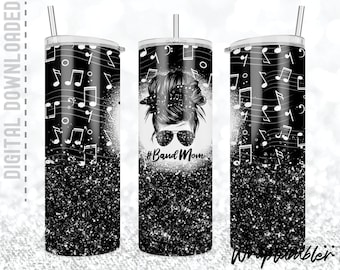 Puede incluir: Un vaso negro y blanco con un diseño de purpurina y un gráfico de una mujer con un moño desordenado y gafas de sol. El texto "#BandMom" está en el vaso.