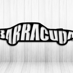 Könnte beinhalten: Schwarze Silhouette eines Autos mit dem Wort "Barracuda", das in der Form des Autos ausgeschrieben ist.