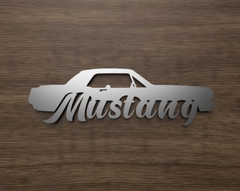 Może przedstawiać: Sylwetka klasycznego samochodu Mustang z napisem "Mustang" napisanym poniżej w stylizowanym foncie.