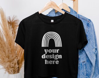 Bella Canvas 8882 Crop Top Mockup, Czarna koszulka, Wiszący Mockup