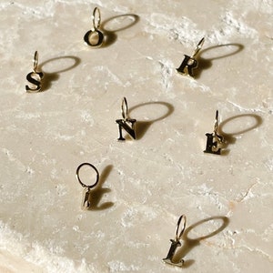 El clásico mini dije inicial de oro de 14 kt. Dije personalizado. Dije de oro blanco. Dije de oro amarillo. Regalo de joyería.