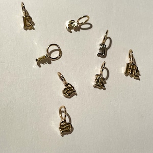 Dije inicial en oro de 14 kt en inglés antiguo. Dije personalizado. Dije de oro. Dije colgante.