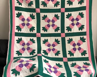 Vintage appliqué floral quilt