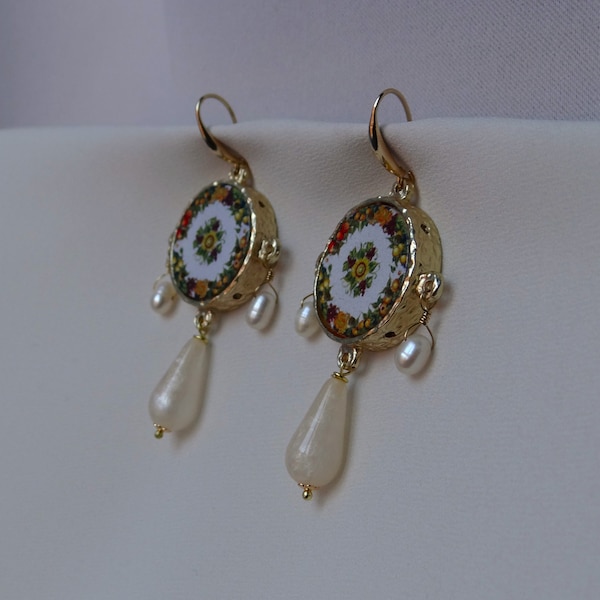 earrings with decorated tambourines, freshwater pearls and resin drops | earrings in steel and golden brass