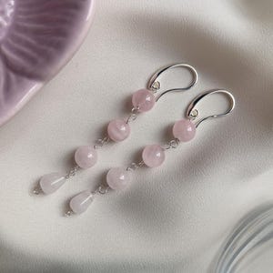 messing oorbellen met rozenkwartsstenen | oorbellen met halfedelstenen