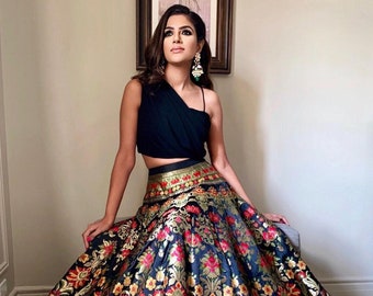 Soie Lehengas Banarasi Travail Lehenga Zari Weaving Work lehenga parfaitement tissé et magnifiquement conçu vêtements de désherbage Navaratri choli