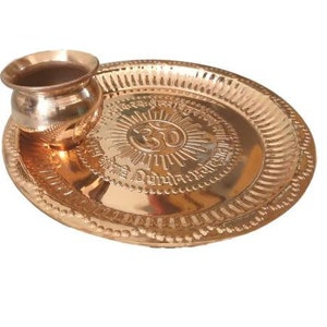 Koperen Pooja Thali Koperen Kalash Lota Om & Gayatri-mantra op Thali (22 cm / 8,7 inch) Navratri Puja GRATIS expresverzending over de hele wereld