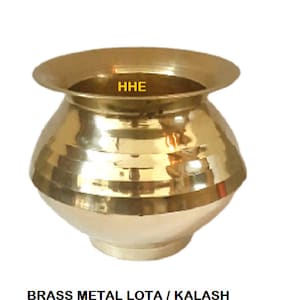 Könnte beinhalten: Eine Messing-Lota oder Kalash, ein traditioneller indischer Wasserkrug, mit einer breiten, runden Öffnung und einem abgerundeten Körper. Der Krug hat eine glänzende, polierte Oberfläche.
