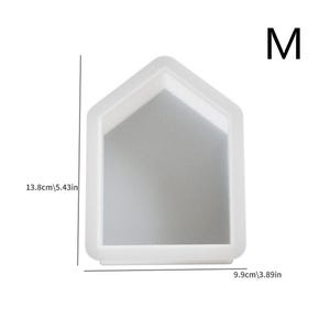 Op de afbeelding: Witte siliconen mal in de vorm van een huis met de letter "M" in de rechterbovenhoek. De mal is 13,8 cm hoog en 9,9 cm breed.