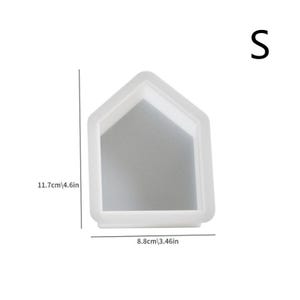 Op de afbeelding: Witte siliconen mal in de vorm van een huis met een hoogte van 11,7 cm en een breedte van 8,8 cm. De mal is gemarkeerd met de letter "S".