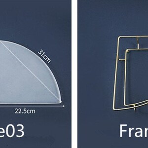 Puede incluir: Un molde de resina transparente en forma de semic&iacute;rculo, que mide 22,5 cm por 31 cm. El molde se muestra junto a una pieza de resina terminada con un dise&ntilde;o verde y blanco y detalles dorados. El texto "Get Lucky" es visible en la pieza terminada. El molde est&aacute; etiquetado como "Style03". Un marco de metal dorado en forma de semic&iacute;rculo est&aacute; etiquetado como "Frame03".