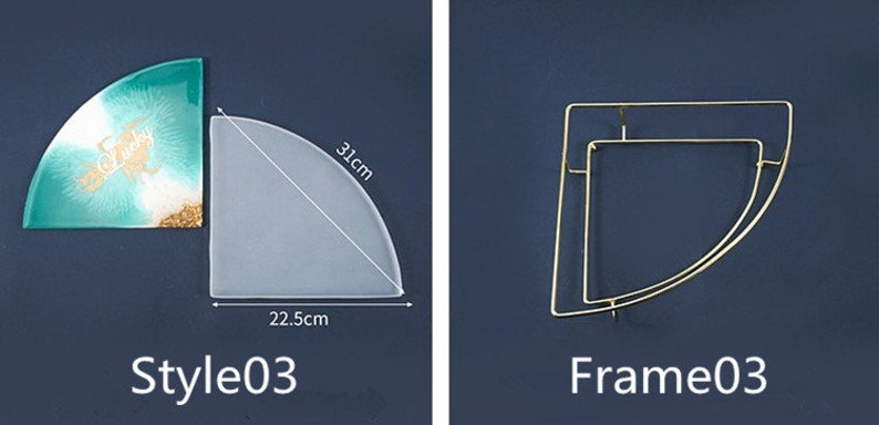 Puede incluir: Un molde de resina transparente en forma de semic&iacute;rculo, que mide 22,5 cm por 31 cm. El molde se muestra junto a una pieza de resina terminada con un dise&ntilde;o verde y blanco y detalles dorados. El texto "Get Lucky" es visible en la pieza terminada. El molde est&aacute; etiquetado como "Style03". Un marco de metal dorado en forma de semic&iacute;rculo est&aacute; etiquetado como "Frame03".