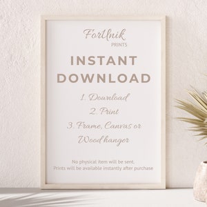 Puede incluir: Un marco blanco con fondo beige y el texto "Fortlnik Prints" en la parte superior. El texto "INSTANT DOWNLOAD" est&aacute; en letras grandes y negritas. Debajo, una lista de instrucciones dice: "1. Descargar 2. Imprimir 3. Marco, lienzo o colgador de madera". El texto "No se enviar&aacute; ning&uacute;n art&iacute;culo f&iacute;sico. Las impresiones estar&aacute;n disponibles instant&aacute;neamente despu&eacute;s de la compra" est&aacute; en la parte inferior.