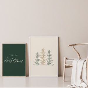 Puede incluir: Dos impresiones enmarcadas, una con el texto "Merry Christmas" en escritura blanca sobre un fondo verde oscuro, y la otra con un dibujo estilizado de tres &aacute;rboles verdes y dorados sobre un fondo crema.