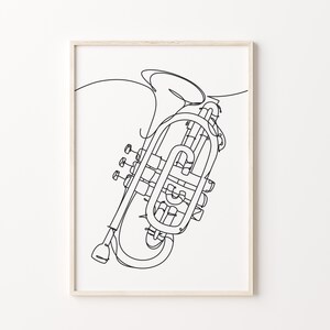 Op de afbeelding: Een zwart-witte lijntekening van een trompet in een eenvoudige, minimalistische stijl. De trompet is afgebeeld in één doorlopende lijn, wat een vloeiende en elegante vormgeving creëert.