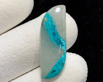 Natürlicher Neon-Eis-Chrysokoll, Freiform-Cabochon, 28x10x5 MM, 13 CTS, wunderschöner Cabochon. #8651