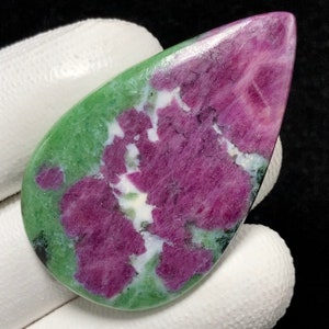 Puede incluir: Un cabujón en forma de lágrima de zoisita rubí verde y rosa, una piedra preciosa con un patrón único y hermoso.